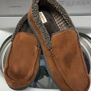 dearfoams Men's Chestnut Brown Suede Moccasin Slippers